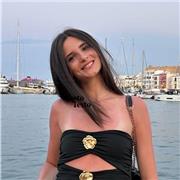 Diplomata al liceo classico, attuale studentessa di medicina